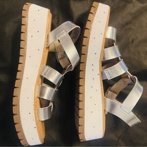 Women’s 8.5 Silver Platform Sandals